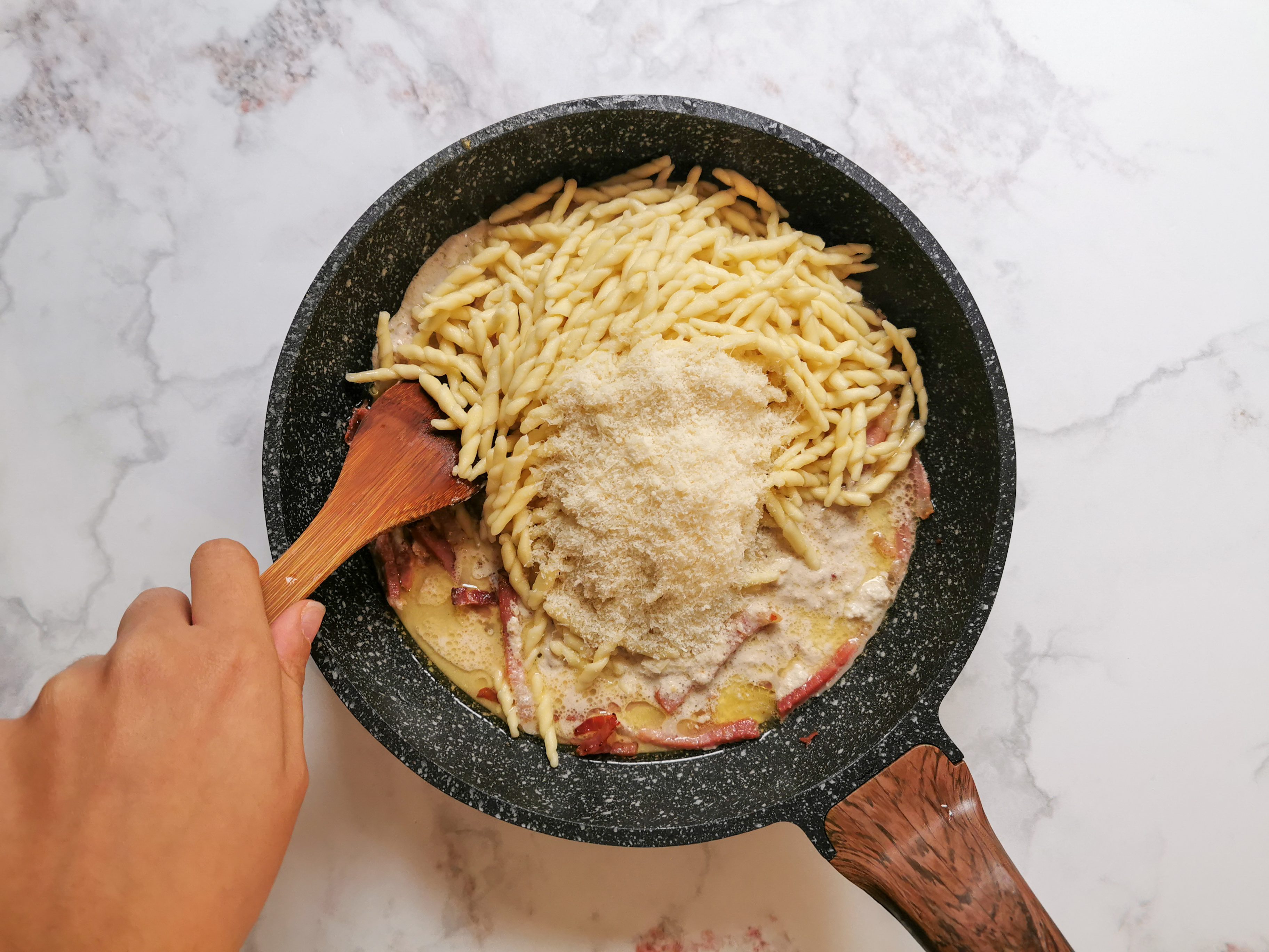 Pasta crema di noci e speck