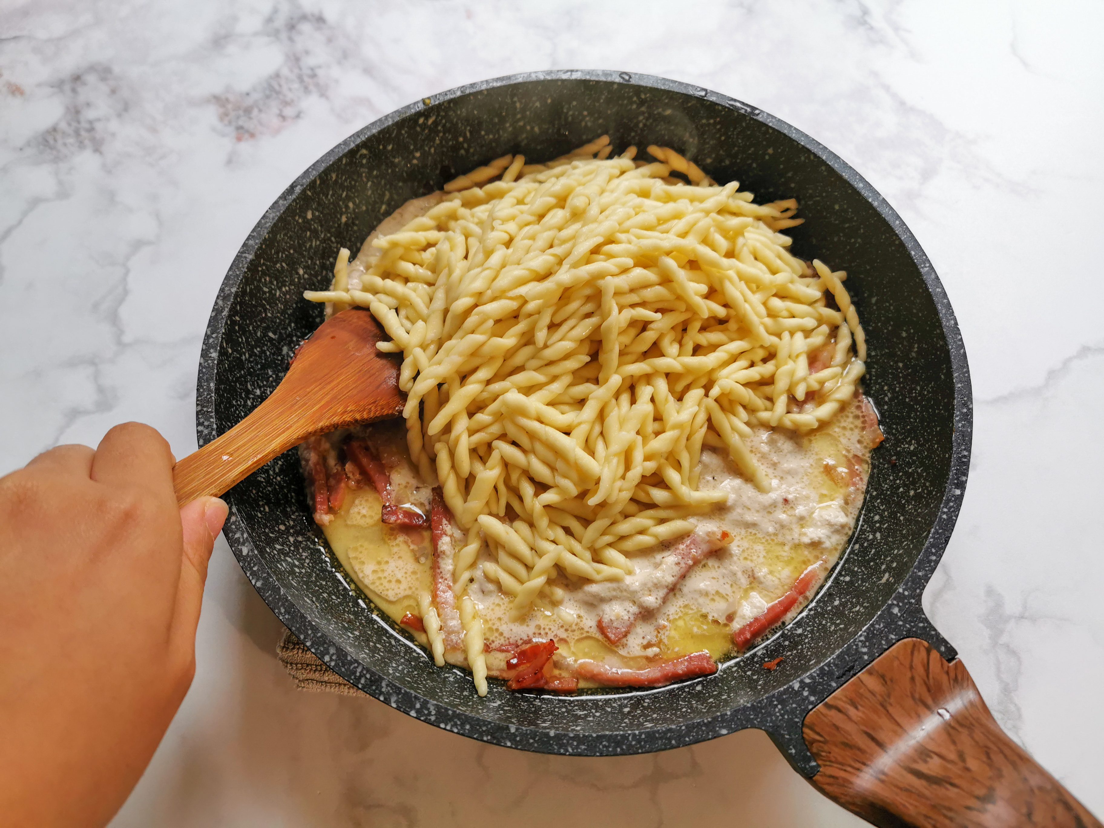 Pasta crema di noci e speck