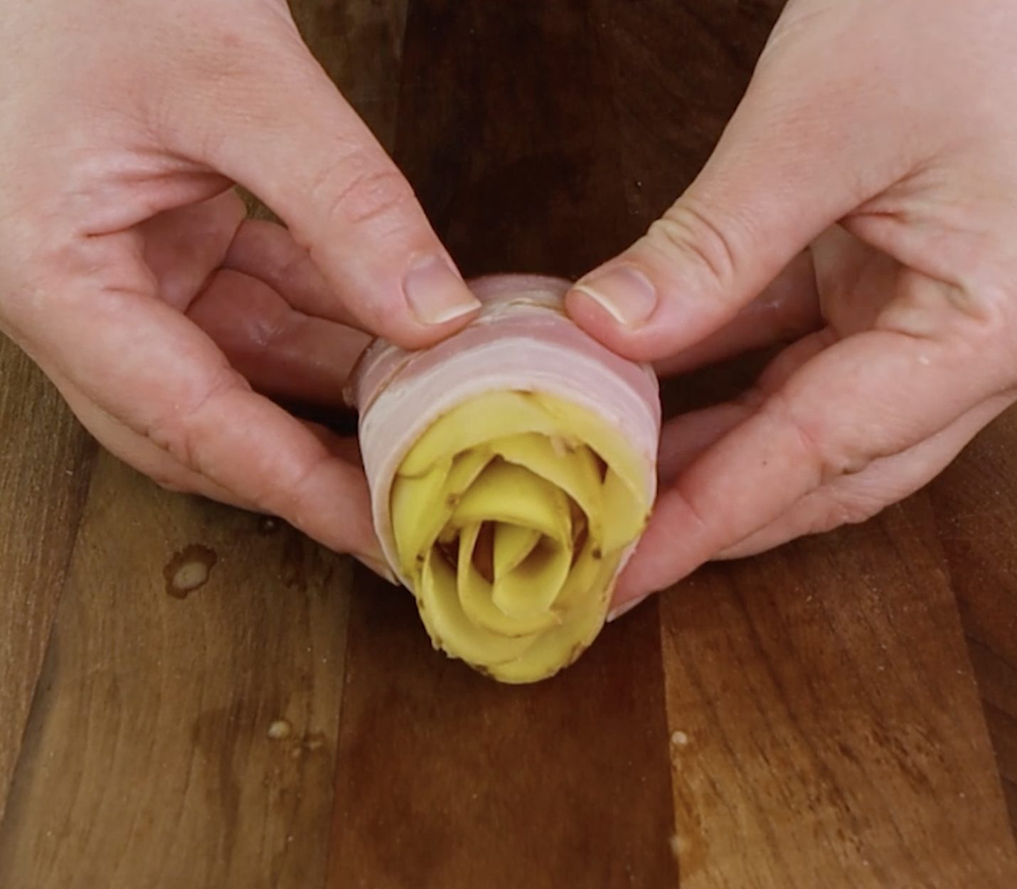 Rose di patate e pancetta la ricetta dell'antipasto veloce e originale